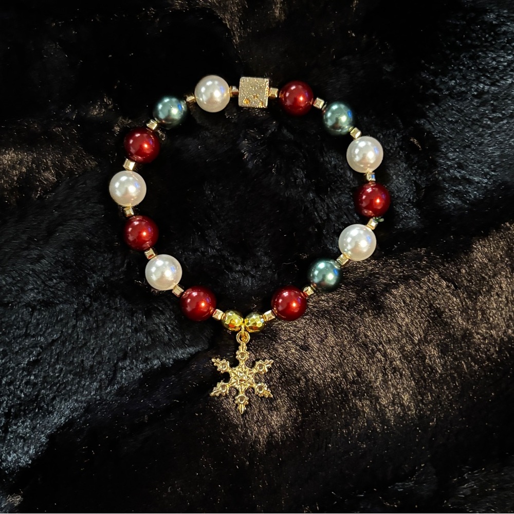 Christmas Beaded Bracelet with Natural Shell Beads and Snowflake Charm